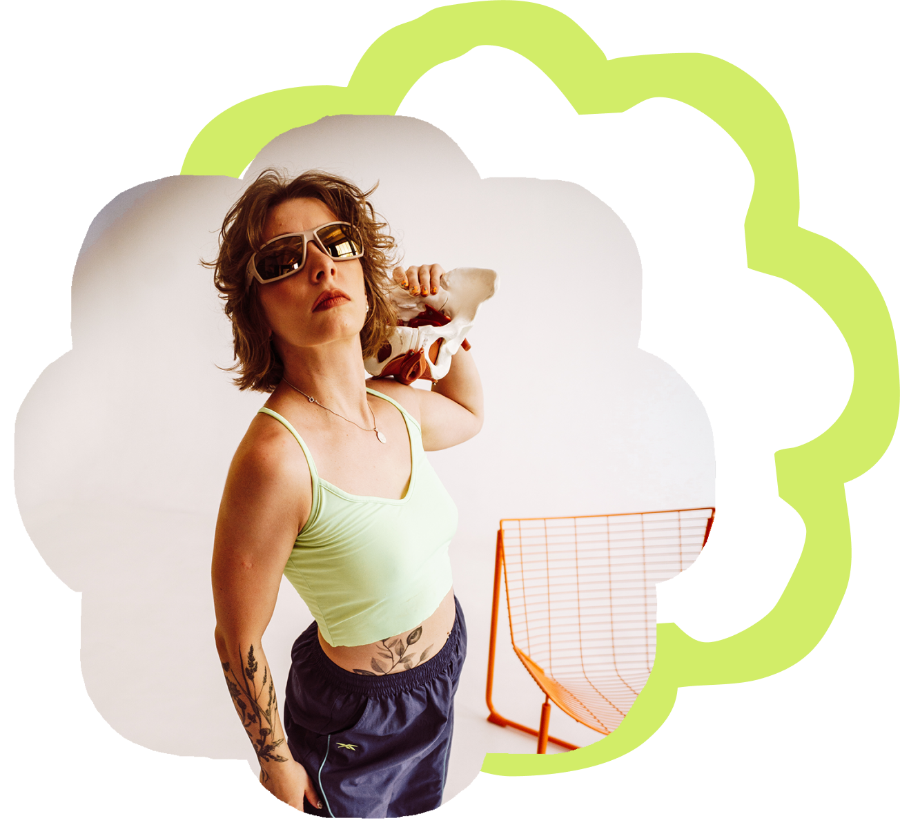 Fizjoterapeutka prezentująca ćwiczenia w ramach platformy TKZ.