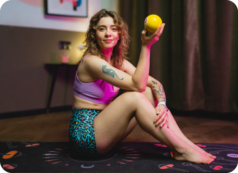 Kobieta rozciąga się w salonie