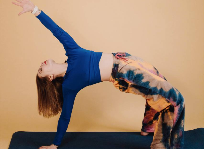 Kobieta ćwicząca na macie